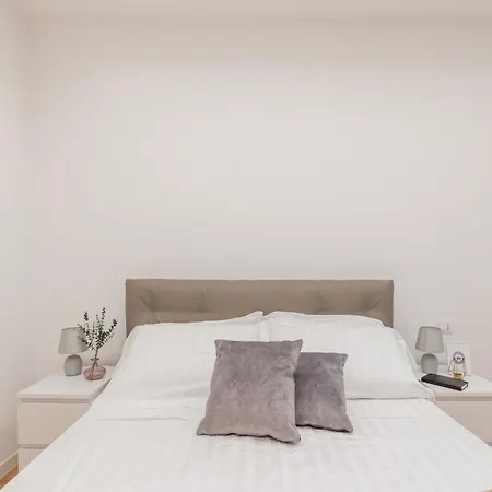 The Rent - Modern One-bedroom In The Cipro Area 아파트